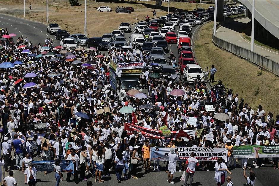 Enfermeiros baianos fazem protesto em defesa do piso nacional da categoria