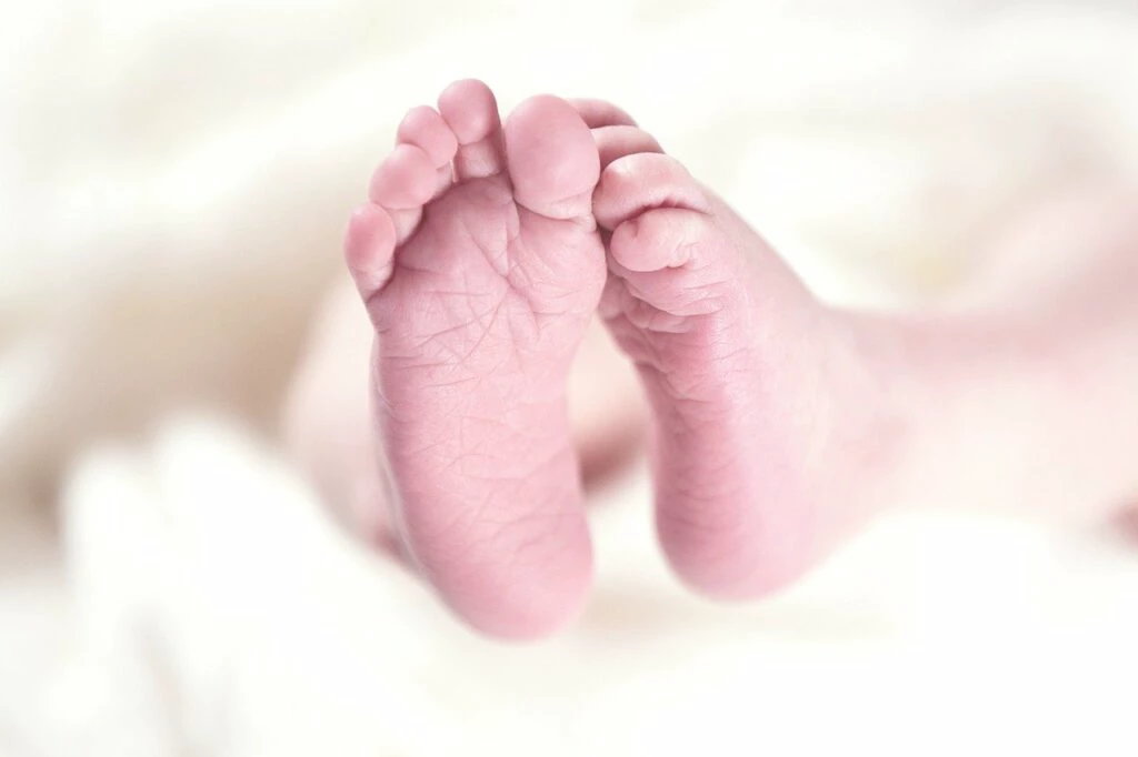 Bebê de 27 dias morre após ser estuprada, e pai é preso