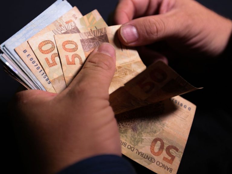 Governo decide conceder reajuste no salário mínimo a partir de maio