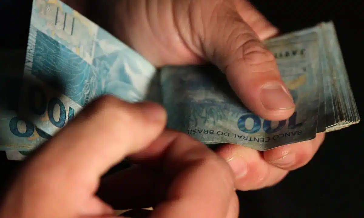 Beneficiários com NIS final 3 recebem hoje Bolsa Família