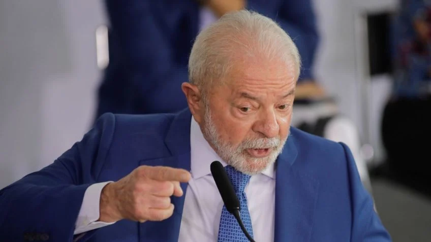 Governo Lula oferece 8% de reajuste linear para servidores federais