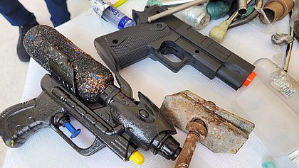 Pistolas falsas são apreendidas durante o Carnaval