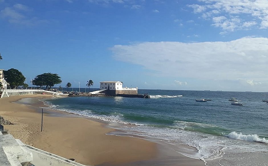 Corpo é encontrado nas pedras da praia da Barra