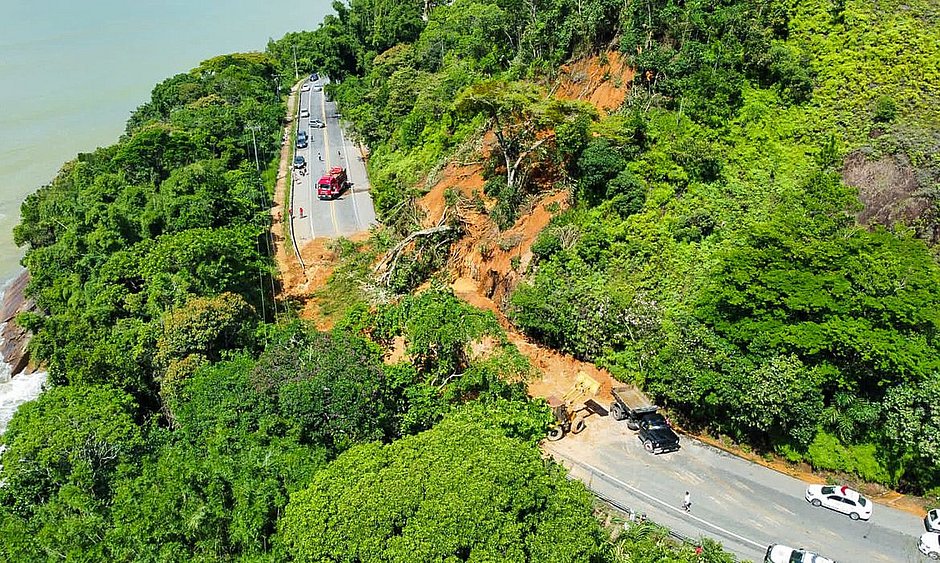 Número de mortes por conta da chuva no litoral de SP chega a 23