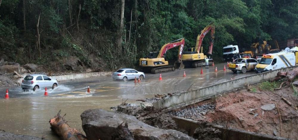 Equipes retomam busca por desaparecidos no temporal em SP; número de mortes chega a 48