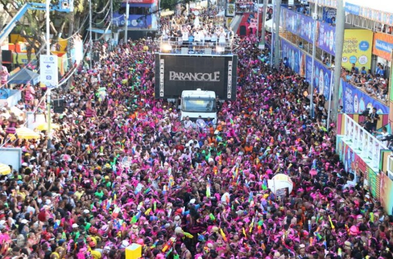 Bloco Muquiranas quer a proibição de pistolas de água no Carnaval e pede punição a foliões assediadores