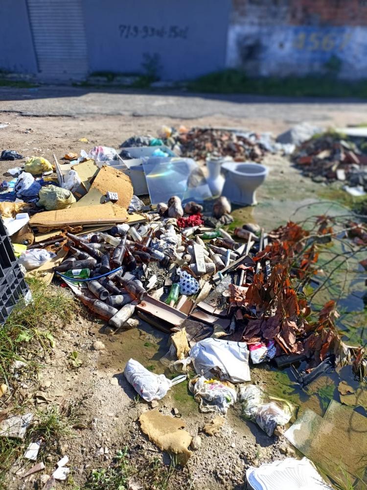 Moradores reclamam de descarte irregular de lixo e entulho em rua de Dias d’Ávila 