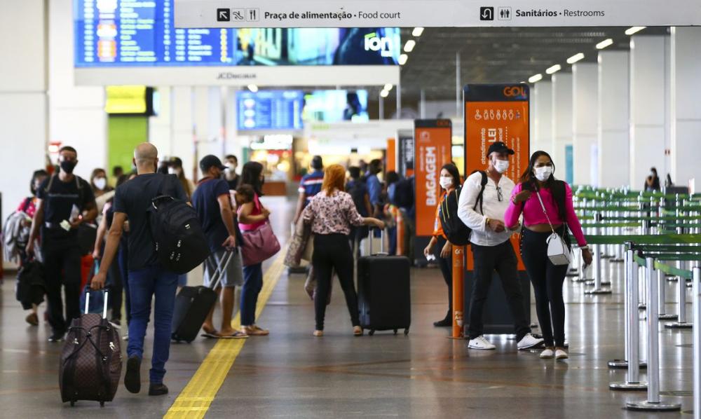 Anvisa discute se mantém obrigatoriedade de máscaras em aviões e aeroportos