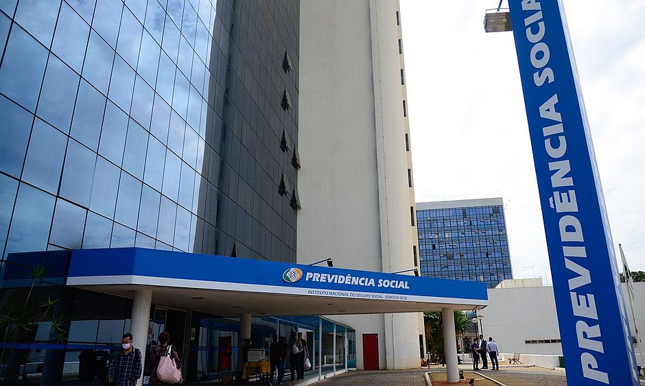 Moraes dá dez dias para INSS ter plano para revisão da vida toda