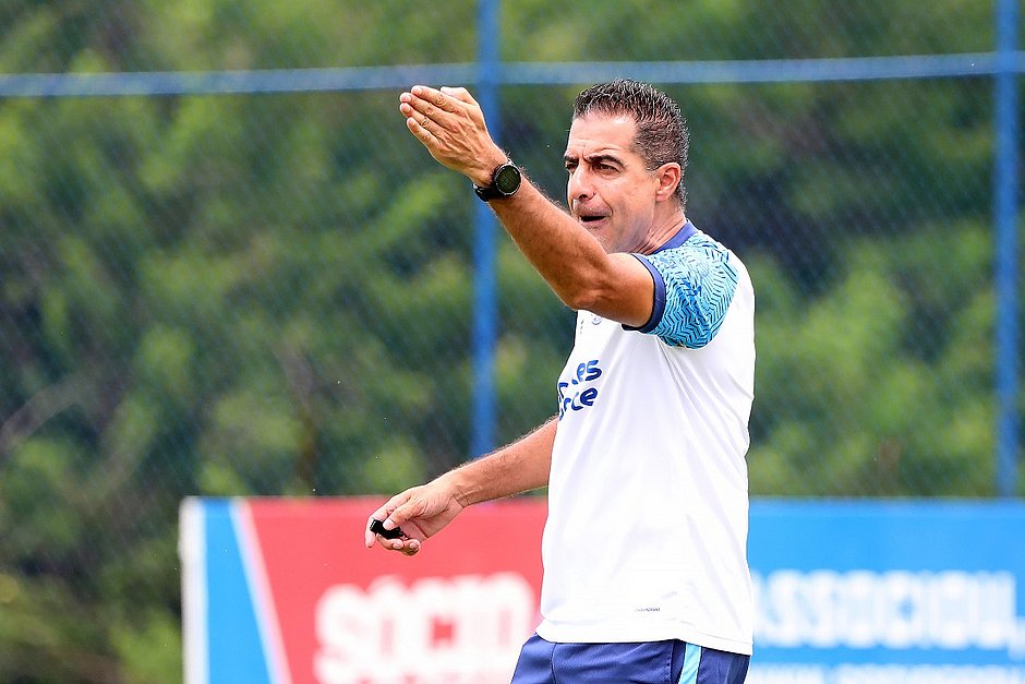 Renato Paiva tem missão de deixar Bahia mais sólido em clássico com o Vitória