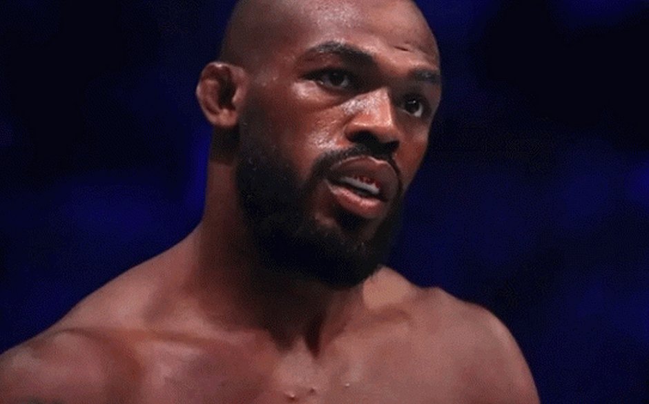 Jon Jones 'atropela' Ciryl Gane e é o novo campeão dos pesos pesados UFC