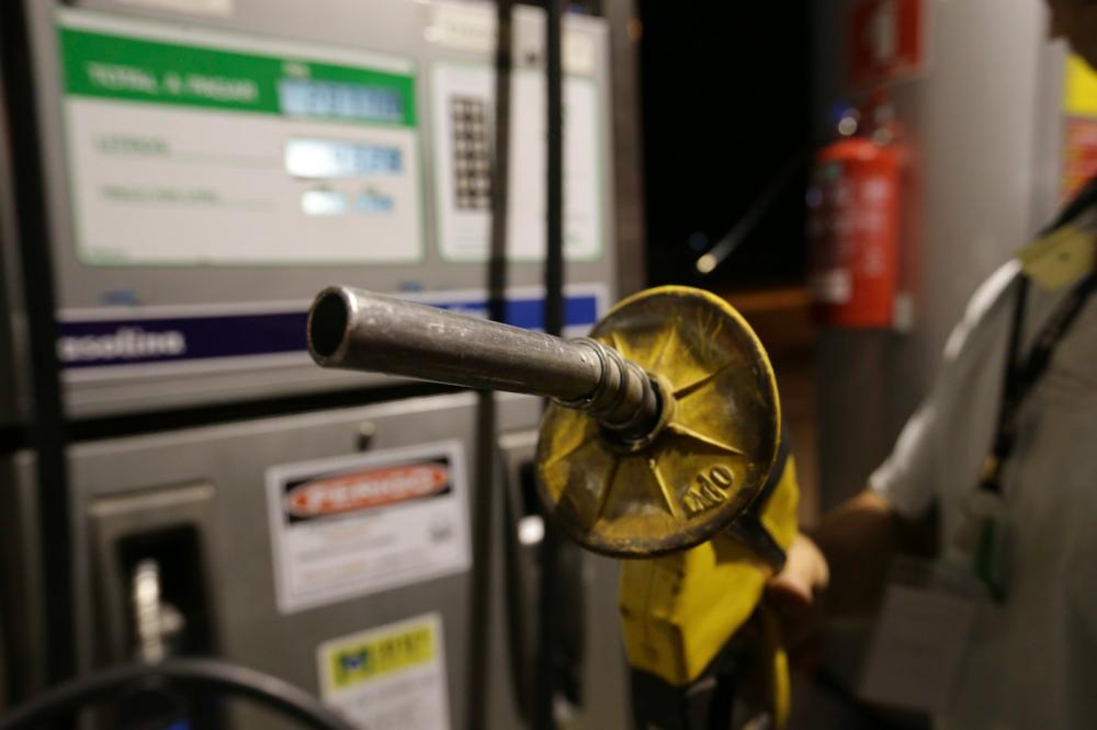 Preço médio da gasolina sobe 3,3% e diesel cai 0,5%