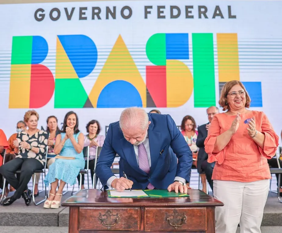Lula lança programa de distribuição gratuita de absorvente pelo SUS