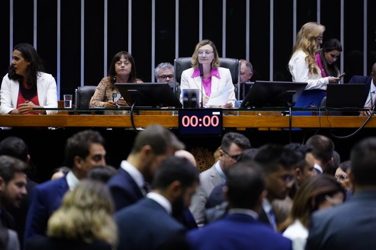 Câmara aprova projeto que institui pensão a filhos de vítimas de feminicídio