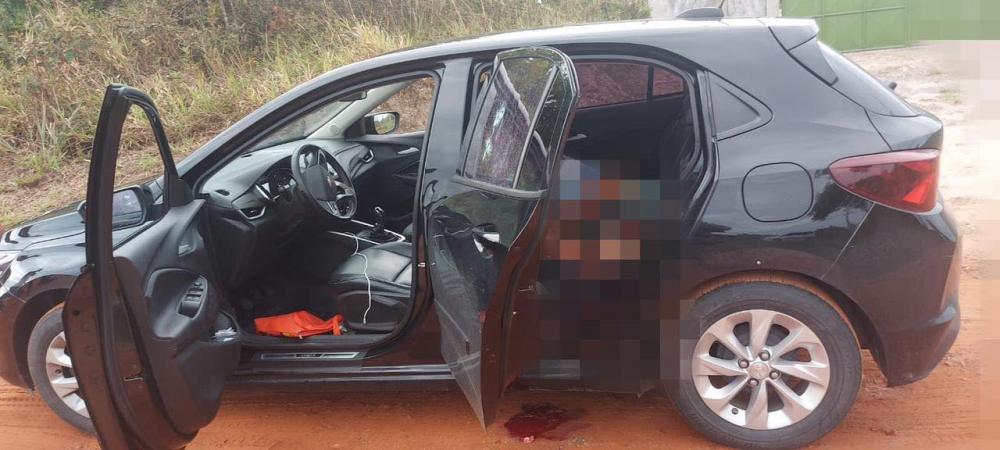 Homem é executado dentro de veículo em Dias d’Ávila 