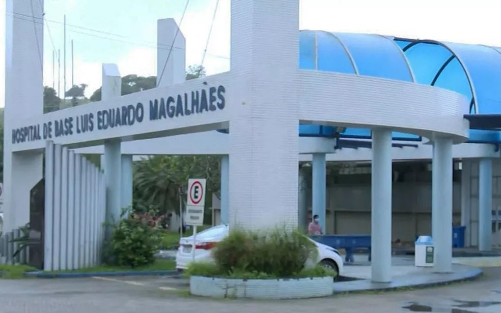 Mulher trans invade hospital com corpo em chamas após ser atacada por homem