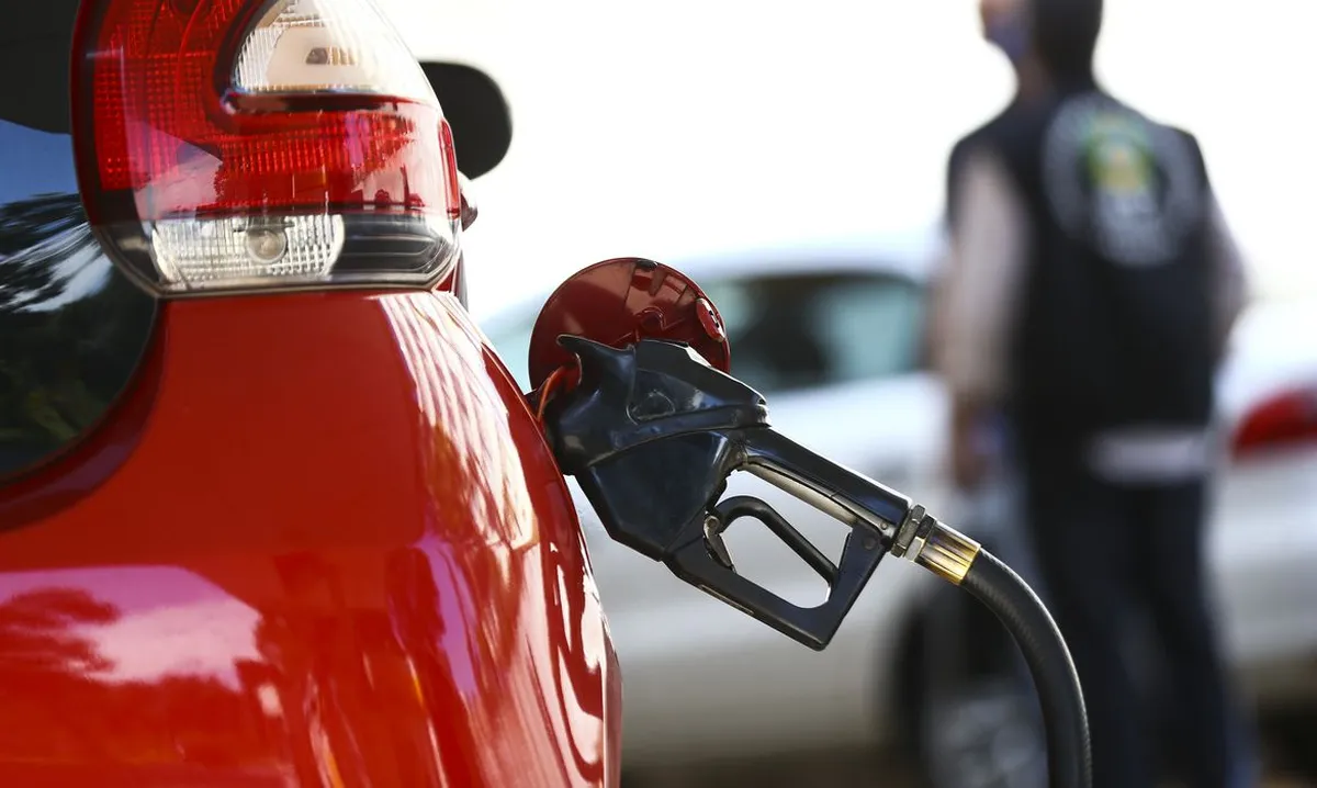 Preço médio da gasolina sobe 6% nos postos e chega a R$ 5,57, aponta ANP 