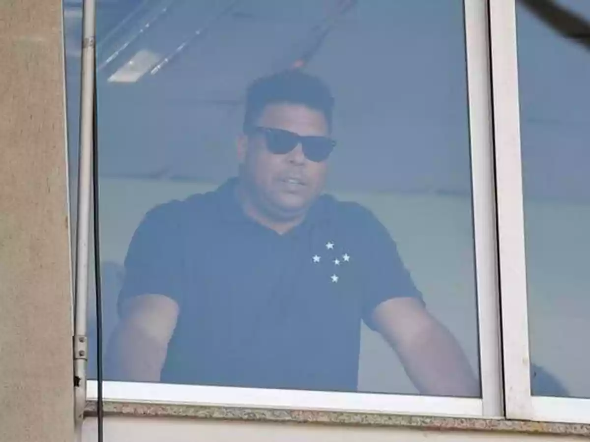 Ronaldo é xingado pela torcida do Cruzeiro após derrota na semi do Mineiro