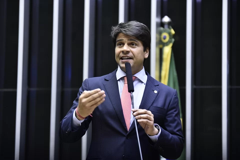 Vice-líder de Lula quer prisão para agente público que aceitar presente