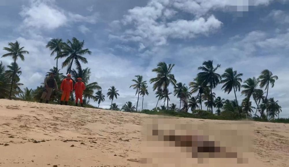 Corpo de homem é encontrado boiando em Praia do Forte