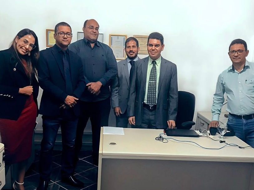 Alberto Castro assina acordo com Univale para retorno do transporte público na Biribeira e Leandrinho