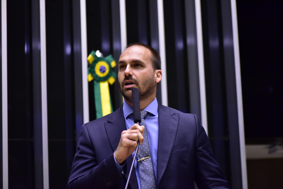 Eduardo Bolsonaro é cobrado sobre joias ilegais em bate-boca na Câmara