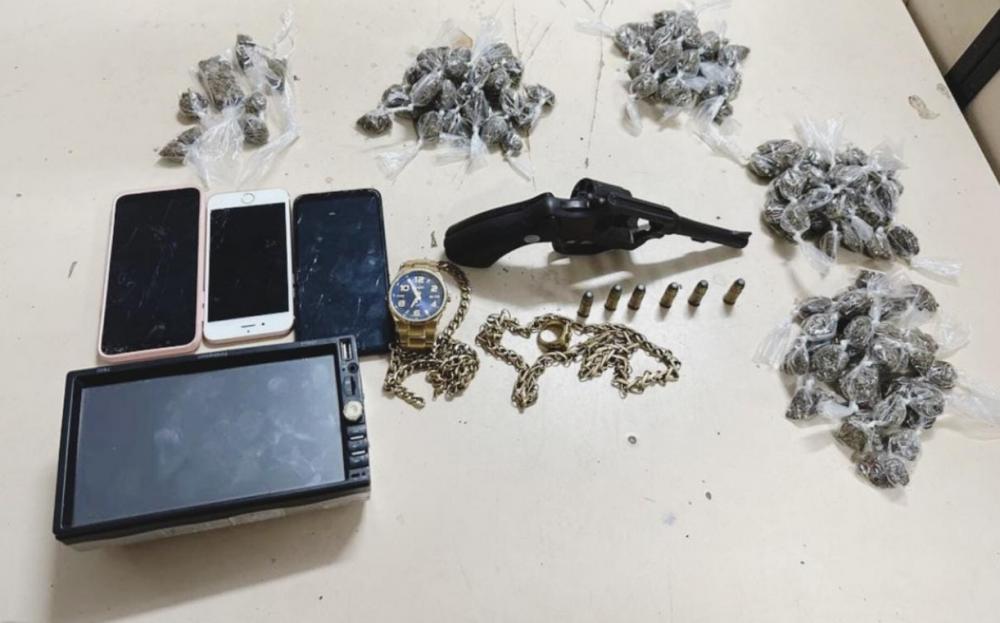 Quatro pessoas são presas com arma e drogas em Dias d'Ávila