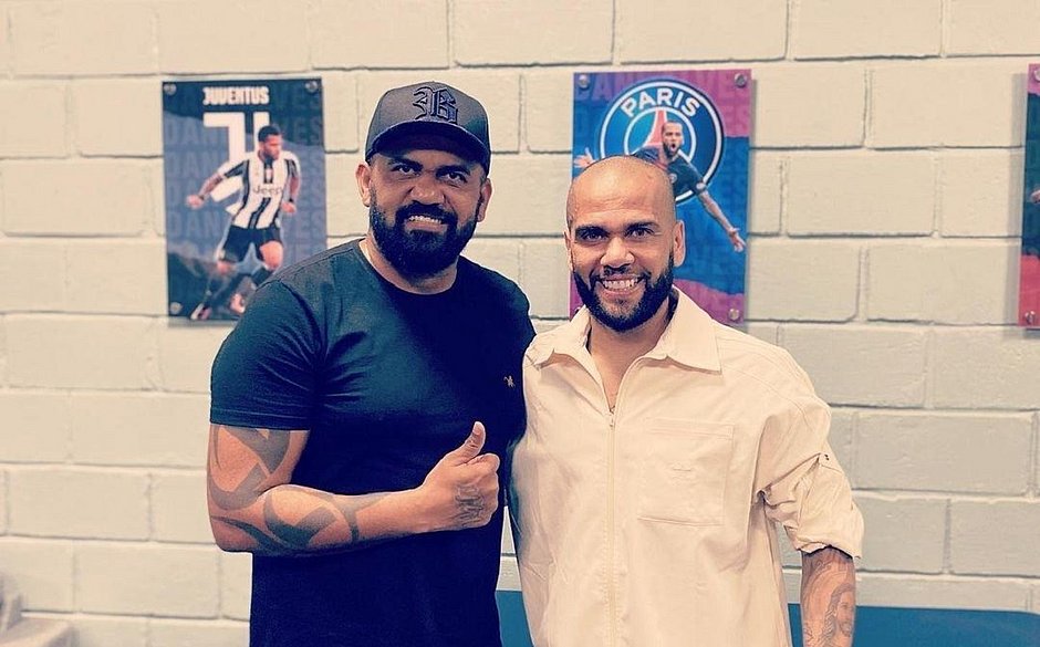 Irmão de Dani Alves alfineta Joana Sanz: 'Nunca espere lealdade'