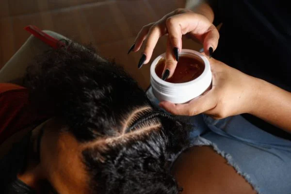 Anvisa define pomadas para cabelo que podem voltar ao mercado