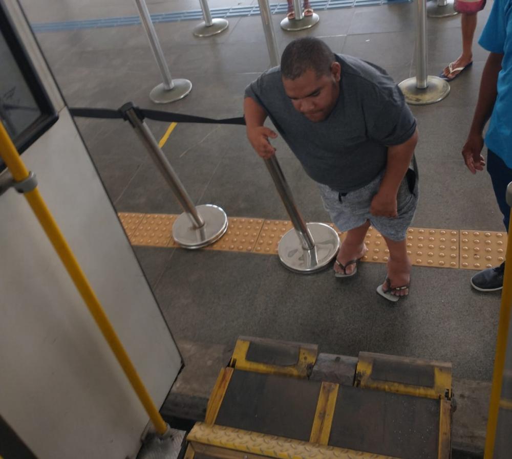 Deficiente físico de Dias d'Ávila relata dificuldade em acessibilidade no ônibus da empresa Brisa: 