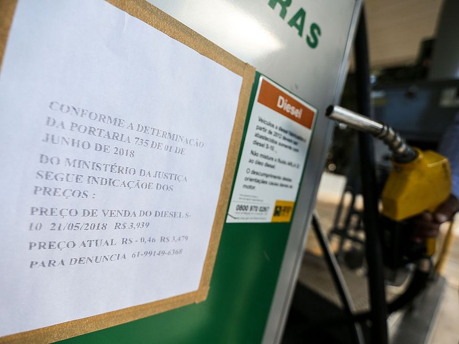 Preço do diesel cai R$ 0,18 nas distribuidoras, nesta quinta-feira
