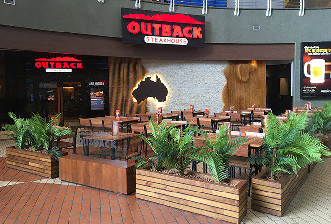 Outback proíbe funcionários de atenderem ajoelhados
