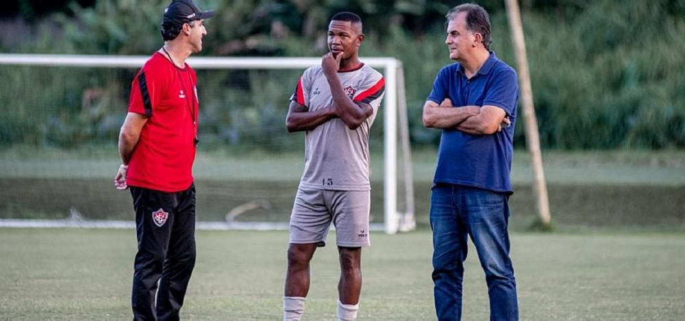 Vitória anuncia volante Diego Fumaça como novo reforço