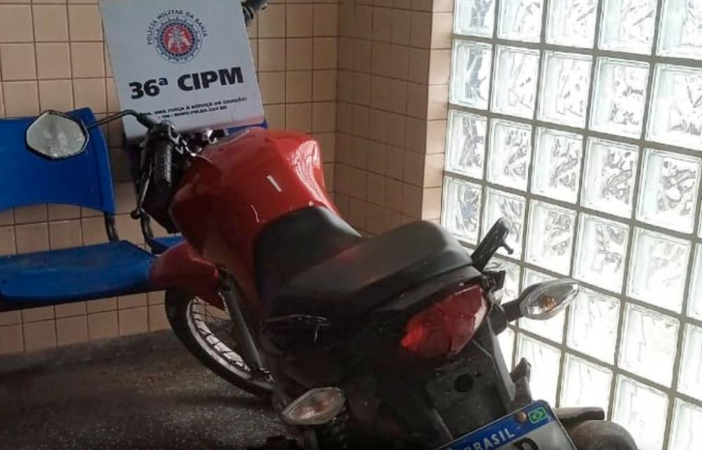 Após denúncia, PM recupera em Dias d'Ávila motocicleta roubada 