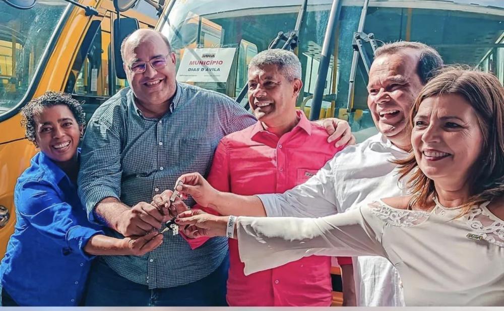 Educação de Dias d'Ávila recebe mais um ônibus para reforçar transporte escolar