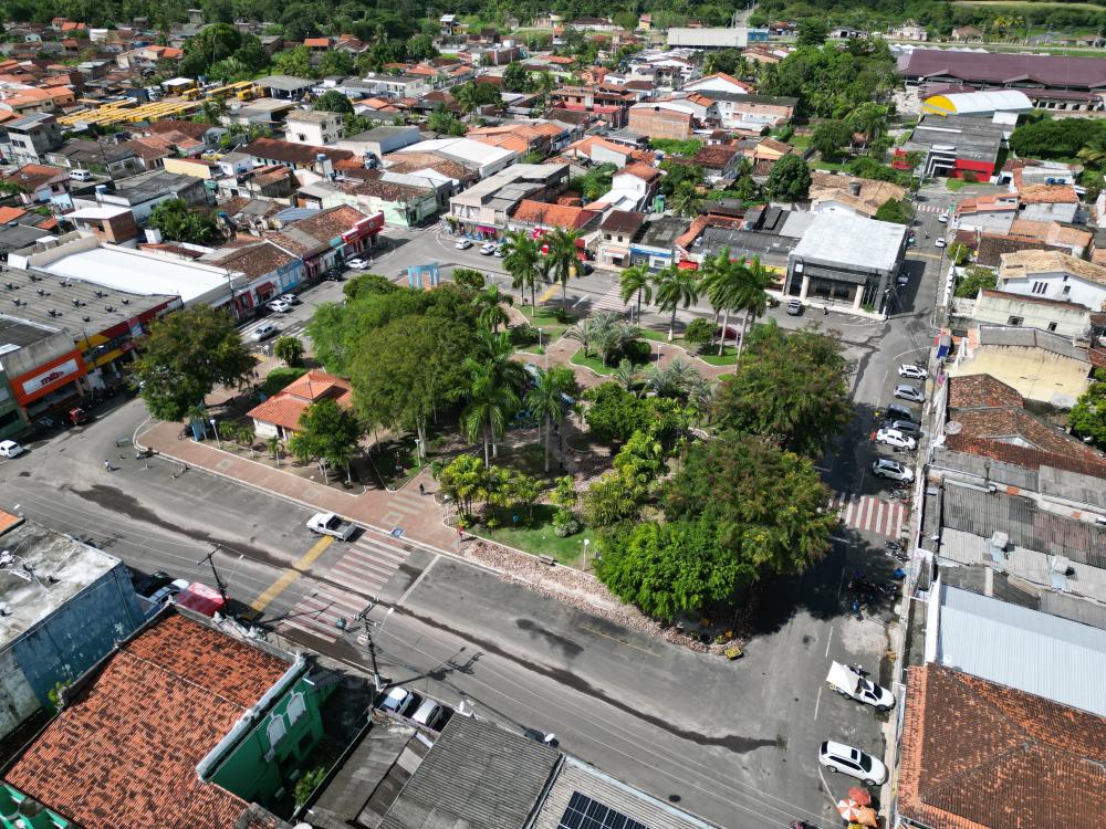 Praças Barão Açu Torre e Amado Bahia começam a ser fechadas para reforma 