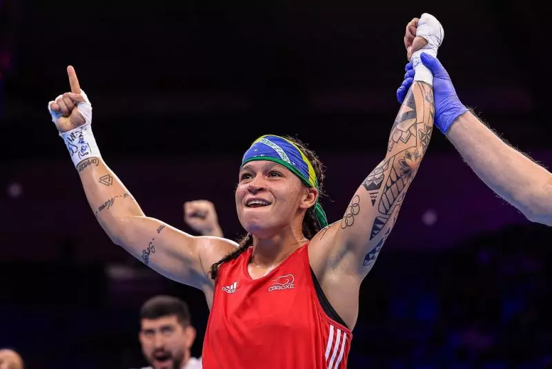 Baiana Bia Ferreira vence colombiana e leva título do Mundial de Boxe 