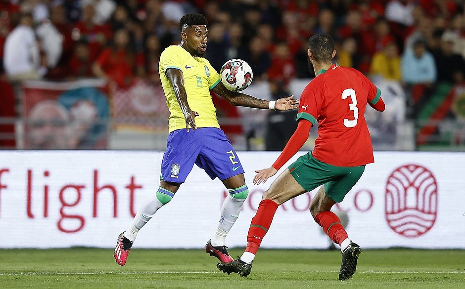 Lateral da Seleção vai passar por cirurgia após lesão no amistoso