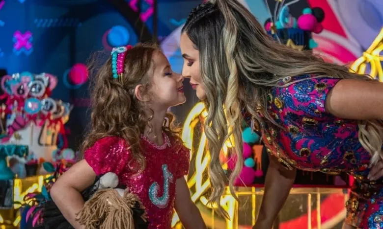 Deolane é criticada por submeter filha a procedimento estético