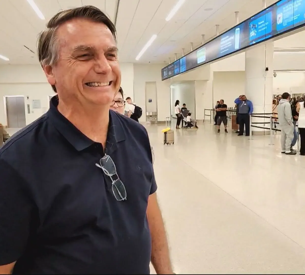 Bolsonaro chega ao Brasil em meio a investigação sobre caso das joias