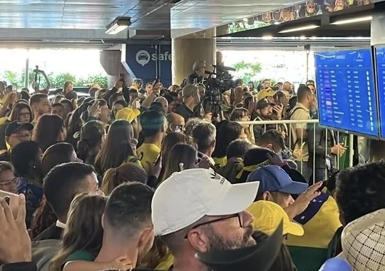 Apoiadores de Bolsonaro lotam saguão de aeroporto em Brasília