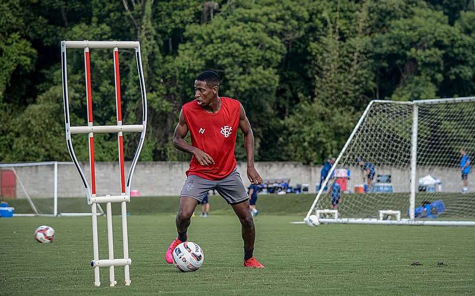 Em reformulação, Vitória negocia empréstimo de quatro jogadores
