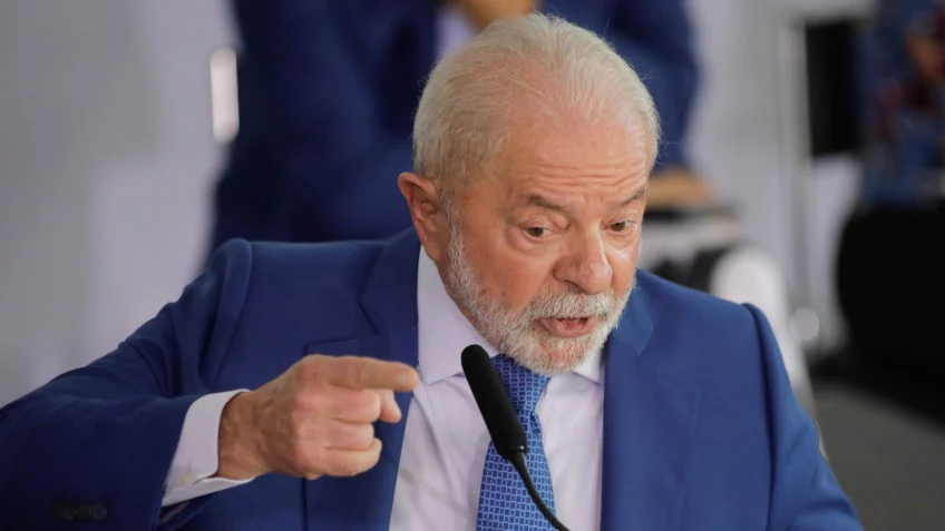 Lula volta ao Planalto, se reúne com ministros e promete balanço dos 100 dias de governo