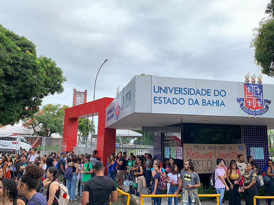 Estudantes protestam pela abertura do restaurante universitário da Uneb
