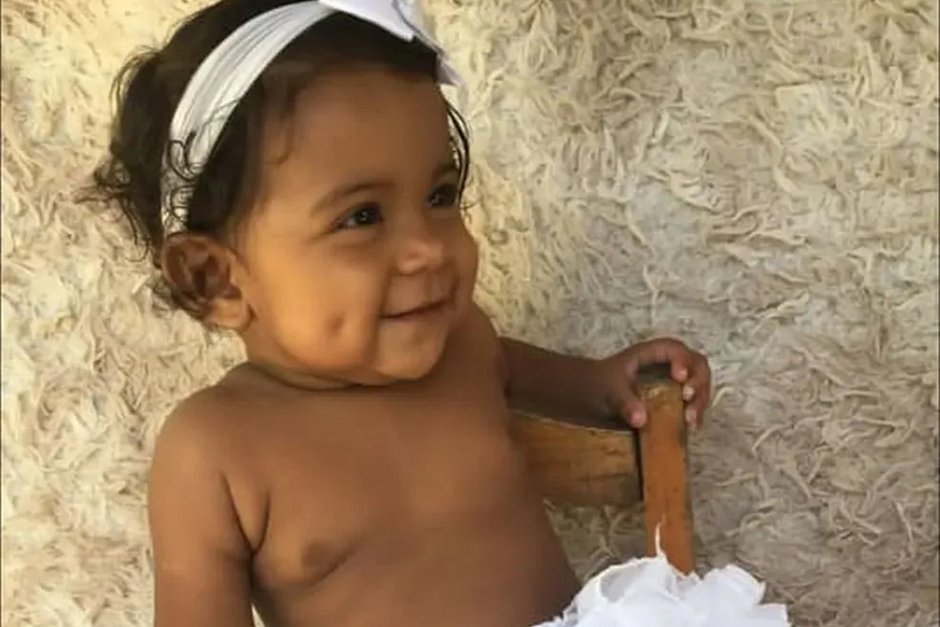 Menina de 1 ano morre após ser atropelada por van escolar na Bahia