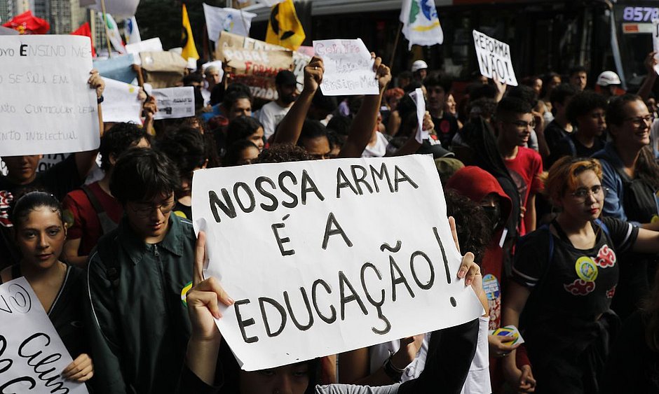 MEC publica portaria que suspende cronograma do novo ensino médio