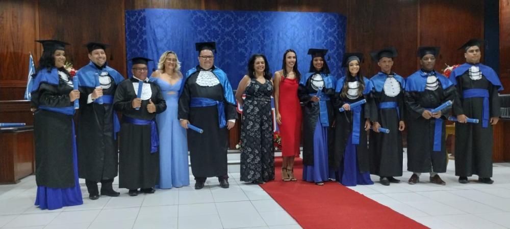 Alunos da Unopar colam grau em cerimônia na Câmara de Dias d’Ávila