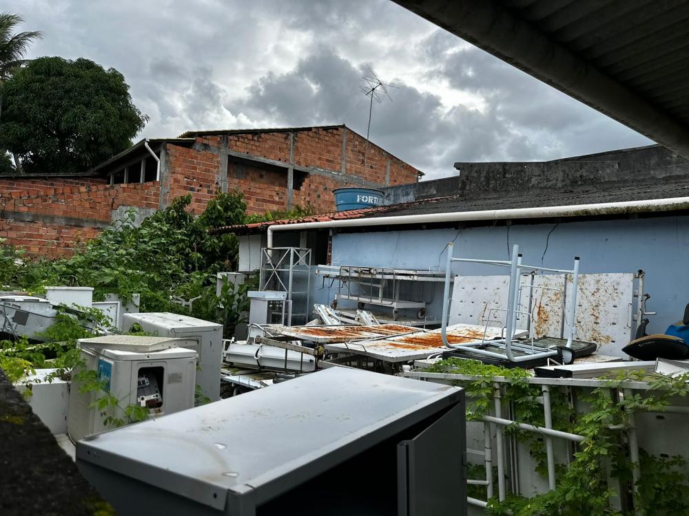 Moradora denuncia descarte irregular de material hospitalar em galpão da prefeitura