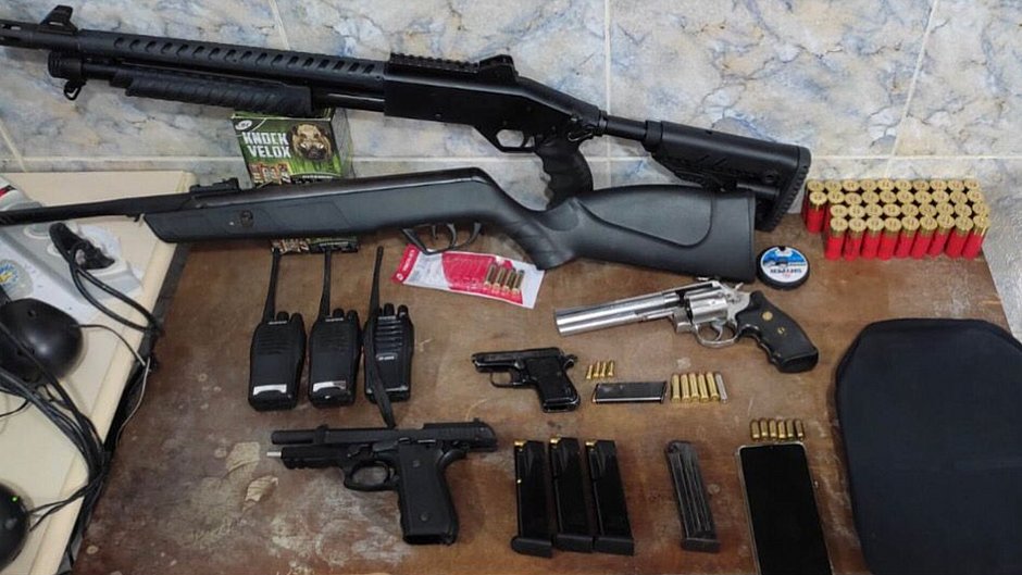 Suspeito que ostentava armas de fogo é preso no interior da Bahia