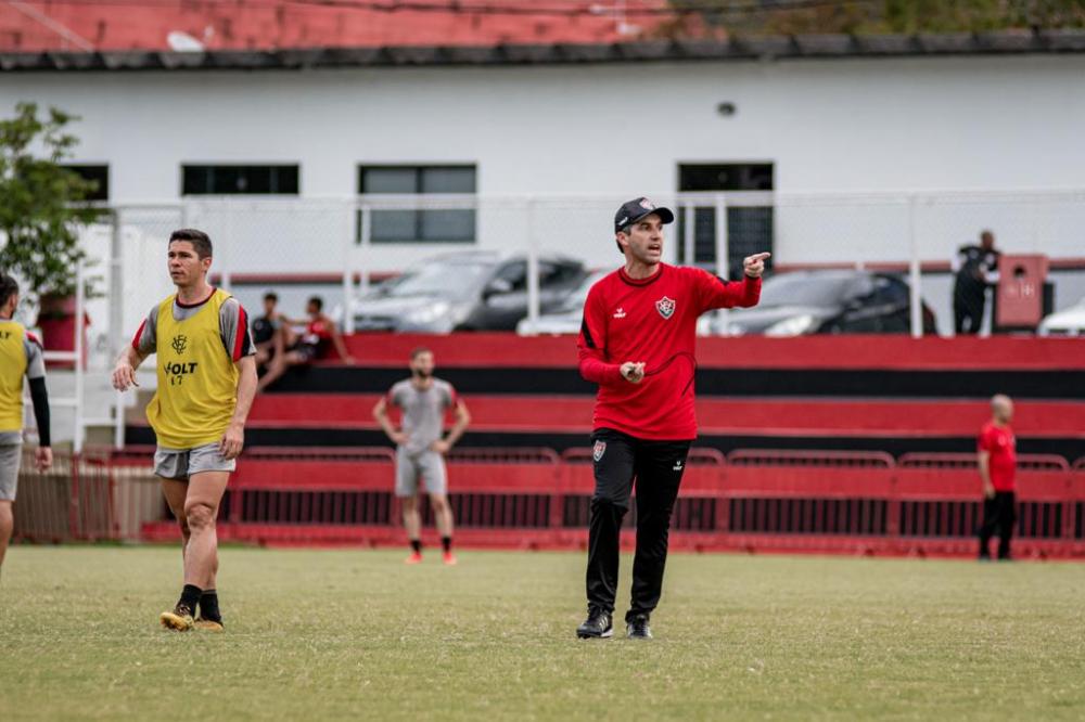 Reforços devem compor equipe titular do Vitória em estreia na Série B